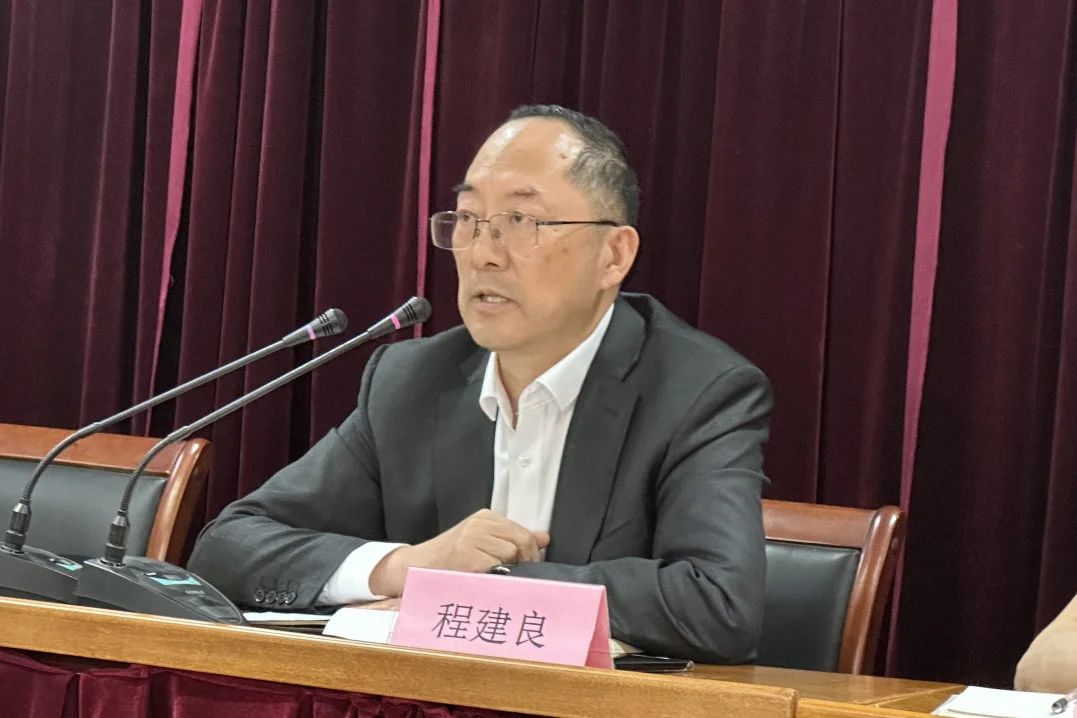 Changshu Polyestter okazigis kunvenon por meznivelaj kadroj, inĝenierado kaj teknika personaro, kaj merkatiga personaro