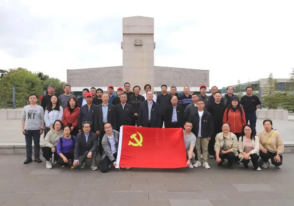 Changshu Polyester Co., Ltd. Partia Filio organizas viziton al Yancheng New Fourth Army Memorial Hall
